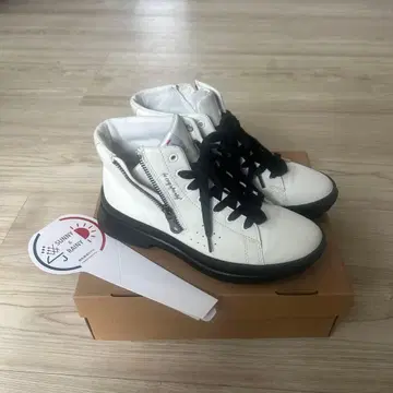 화이트 가죽 하이컷 스니커즈 우천 겸용 모델