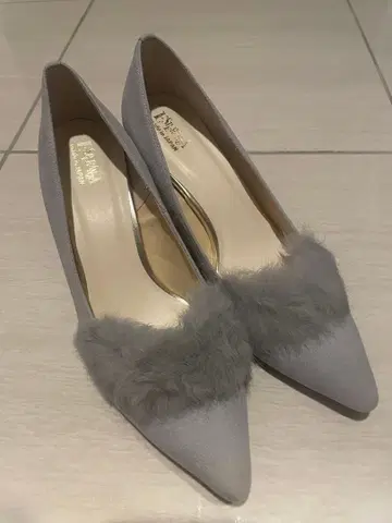 [ 미사용 새상품 ] 퍼 포함 그레이 펌프스 하이힐 24.5cm