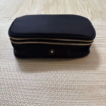 MARY QUANT 블랙 파우치