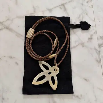 천연 소재 꽃 모양 펜던트 목걸이