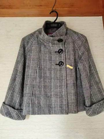 자켓 그레이 계열 체크 무늬