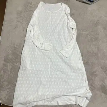 화이트 자수 긴팔 원피스