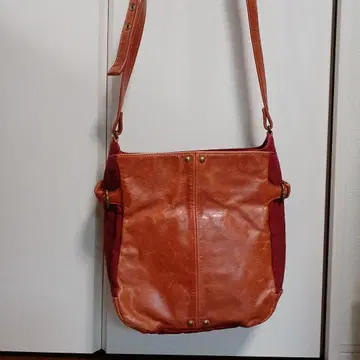 오렌지색 가죽과 레드 캠퍼스 숄더백
