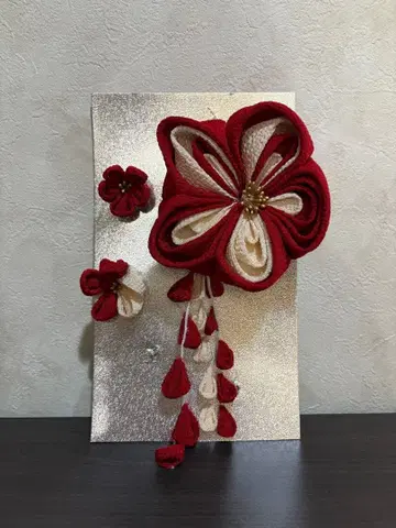 미마츠 빨간색과 화이트 꽃 모양 머리 장식