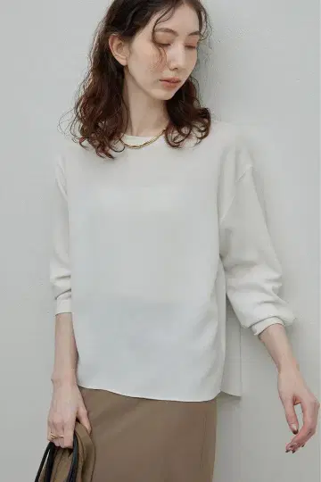 GALLARDAGALANTE 개럴개런트 백 슬릿 블라우스 T