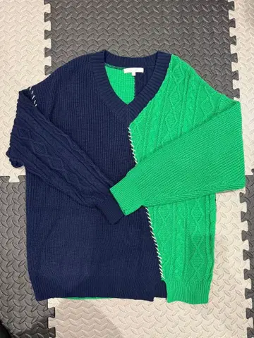 바이컬러 V넥 니트