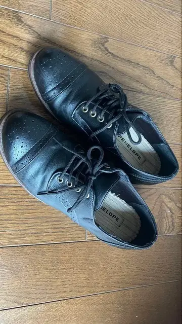 블랙 레이스업 슈즈 메달리온 포함