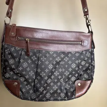 숄더백 블랙과 브라운 꽃무늬