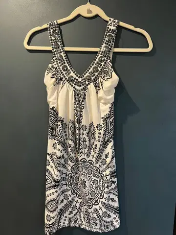 비즈 장식 슬리브리스 원피스 무릎 기장