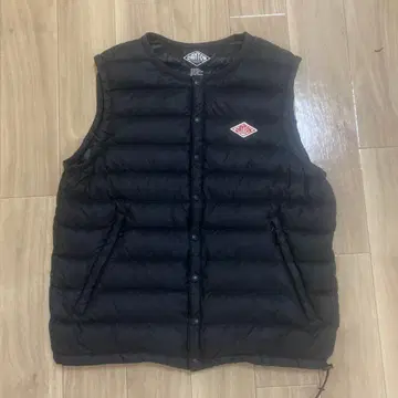 단톤 블랙 다운 베스트 프론트 버튼