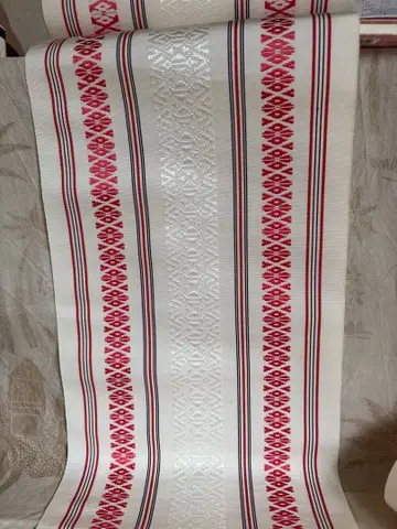 빨간색과 하얀색의 하카타 오비