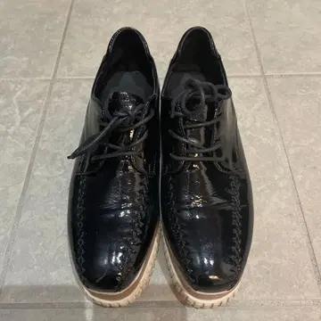 CAWAII 블랙 에나멜 통굽 캐주얼 슈즈