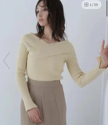 크림색 리브 니트 긴팔