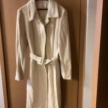 아이보리 벨트 포함 롱 코트