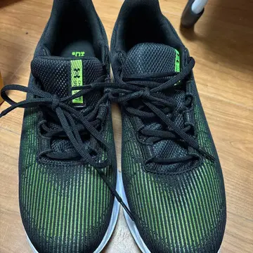 언더아머 러닝화 블랙/그린