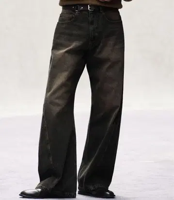 VINTAGE WASHED CURVED DENIM