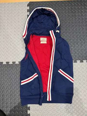 네이비 후드 부착 퀼팅 베스트