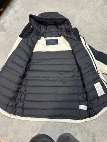 FJERTON 후드 부착 다운 자켓 블랙/화이트