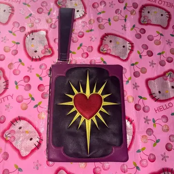 파메오 포즈 클러치백 SACRED HEART