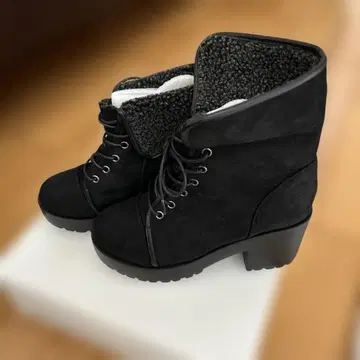 퍼 달린 블랙 스웨이드 부츠