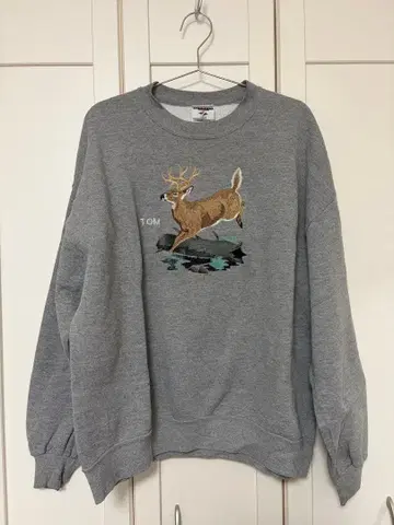 그레이 사슴 자수 크루넥 트레이닝복