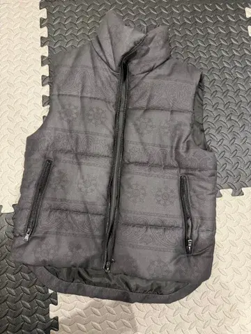 블랙 퀼팅 베스트 페이즐리 무늬