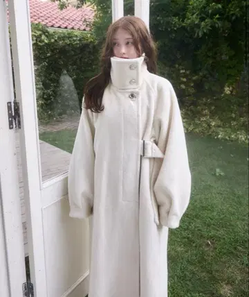 거의 새상품 멜로우 네온 완판 코트 화이트 아이보리