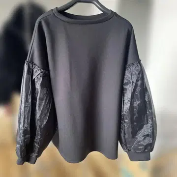 새상품급 퍼프 슬리브 블랙 맨투맨 블랙