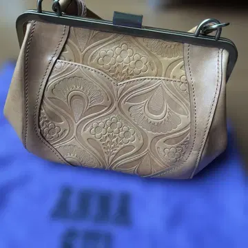 안나수이 엠보싱 가공 베이지 가죽 핸드백