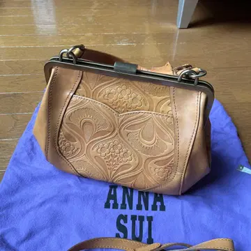 안나수이 엠보싱 가공 베이지 가죽 핸드백