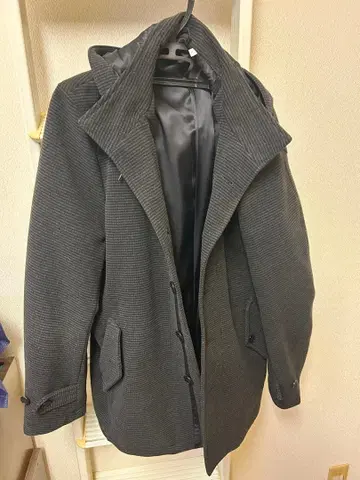 다크 그레이 후드 부착 코트