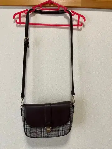 Heather 다크 브라운 체크 무늬 숄더백