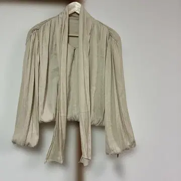 아틀리에 에누즈 리본 포함 베이지 벌룬 슬리브 블라우스