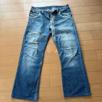 데미지 가공 블루 데님 팬츠