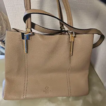 베이지 가죽 토트백 금장 장식 포함