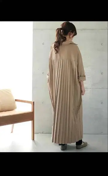 베이지 플리츠 디자인 긴팔 원피스