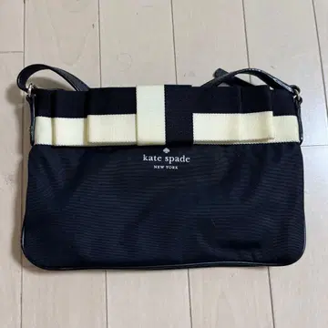 며칠 내로 철수 예정 kate spade 스트라이프 디자인 숄더백