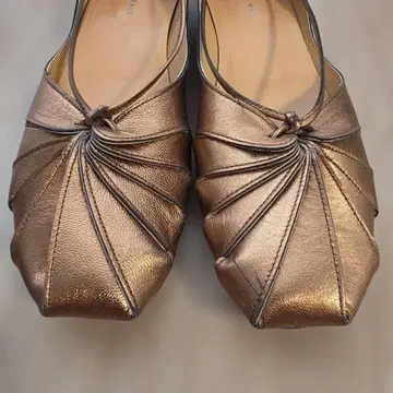 골드 가죽 플랫슈즈