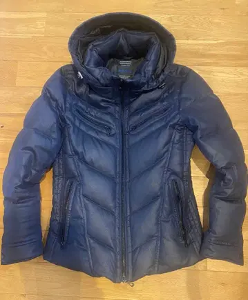 네이비 후드 부착 다운 자켓