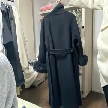 인조 모피가 달린 블랙 울 롱 코트