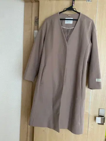 베이지 체스터 코트 V넥