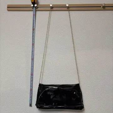 블랙 에나멜 숄더백