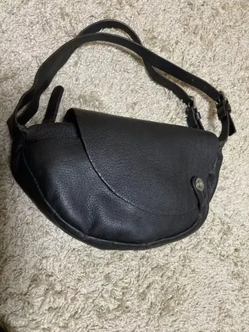 코시노 히로코 블랙 가죽 플랩식 백