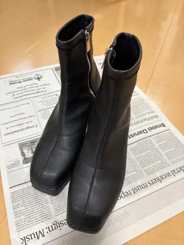 HARE 블랙 부츠 M 사이즈