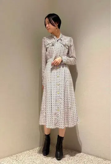 기하학 패턴 버튼 원피스