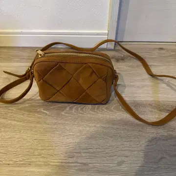 브라운 스웨이드 퀼팅 숄더백