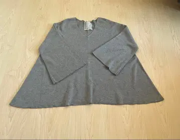 BEARDSLEY 그레이 V넥 니트