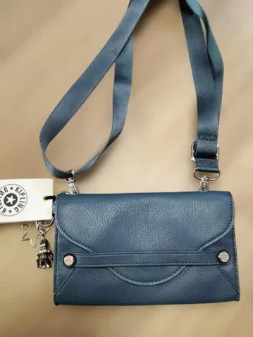 새상품 다크 블루 사코슈 합성 피혁