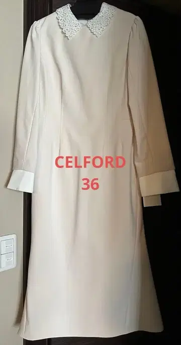 [새상품] 셀포드 자수 칼라 타이트 원피스 베이지 36