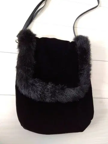 핸드메이드 블랙 벨벳 숄더백